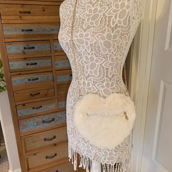 Heart Shaped Faux Fur Crossbody Bag - White- NWT - Picture 4 of 10